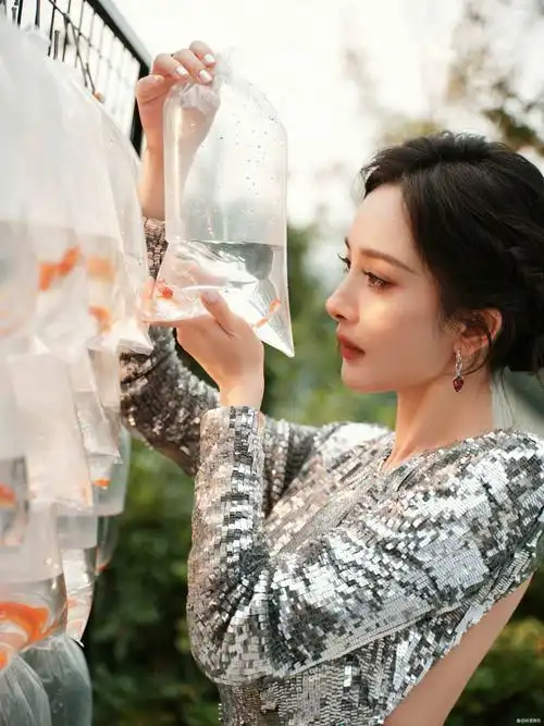 杨幂银色写真大胆露背晚礼服气质太顶了