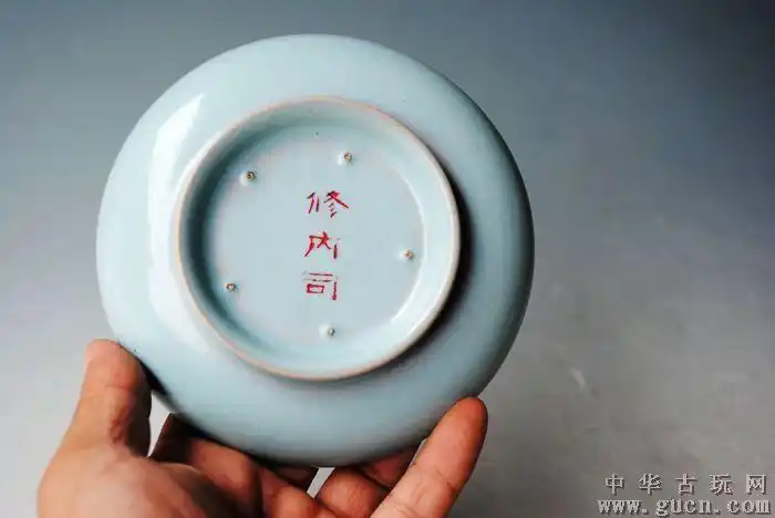 宋汝窑天青釉乾隆御题盘修内司款