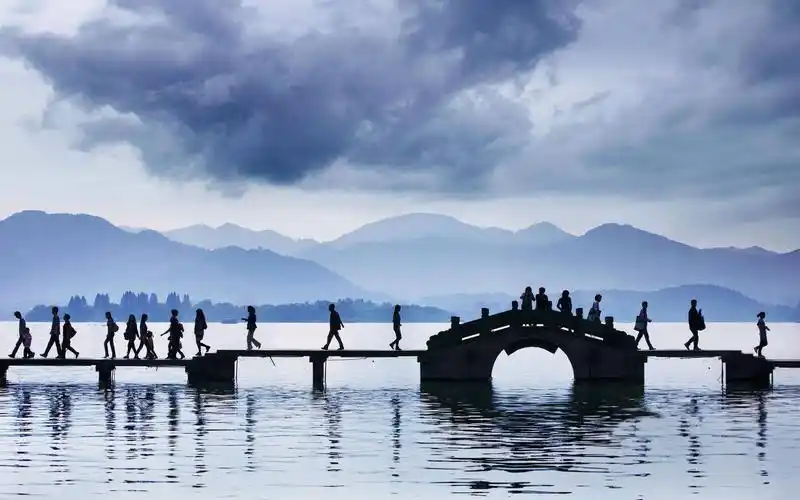 风景自然风光杭州西湖湖泊行人拱桥高清壁纸