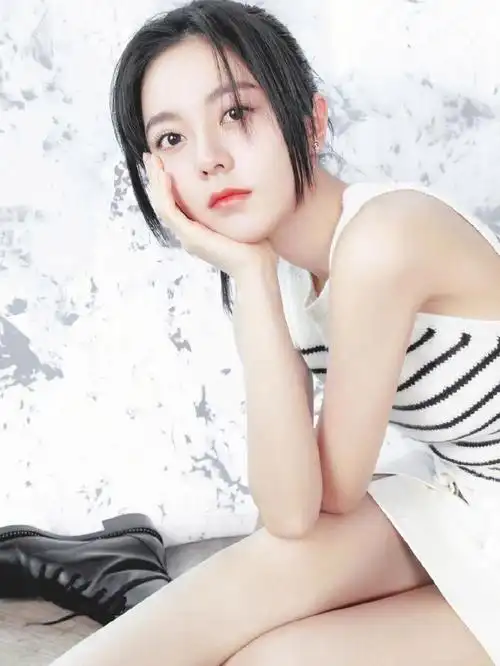 赵今麦条形背心超短裙雪白肌肤青春无敌