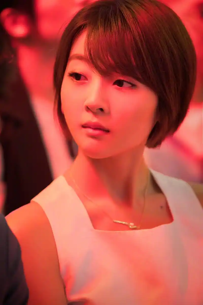 英皇艺人秦鸣悦亮相电视剧《风暴舞》开机新闻发布会,期待玛雅!