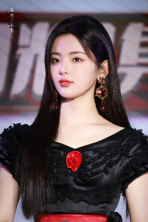 我晕,杨超越漂亮的战斗发布会生图也太美了吧!花园里的玫瑰公主95!