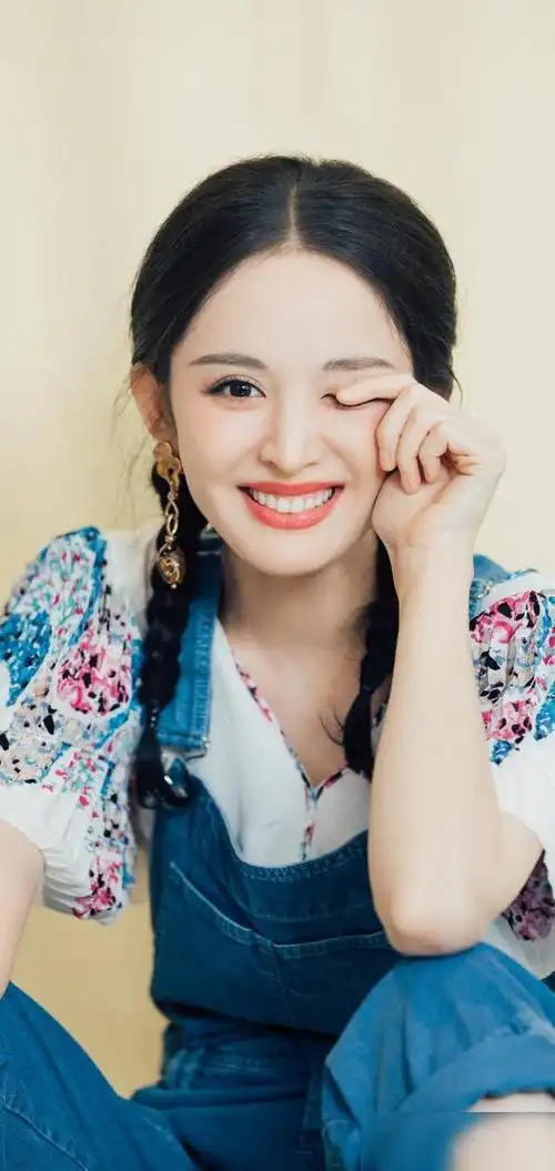 皮肤白皙透亮脸上的笑容似乎可以融化一切哀愁古力娜扎