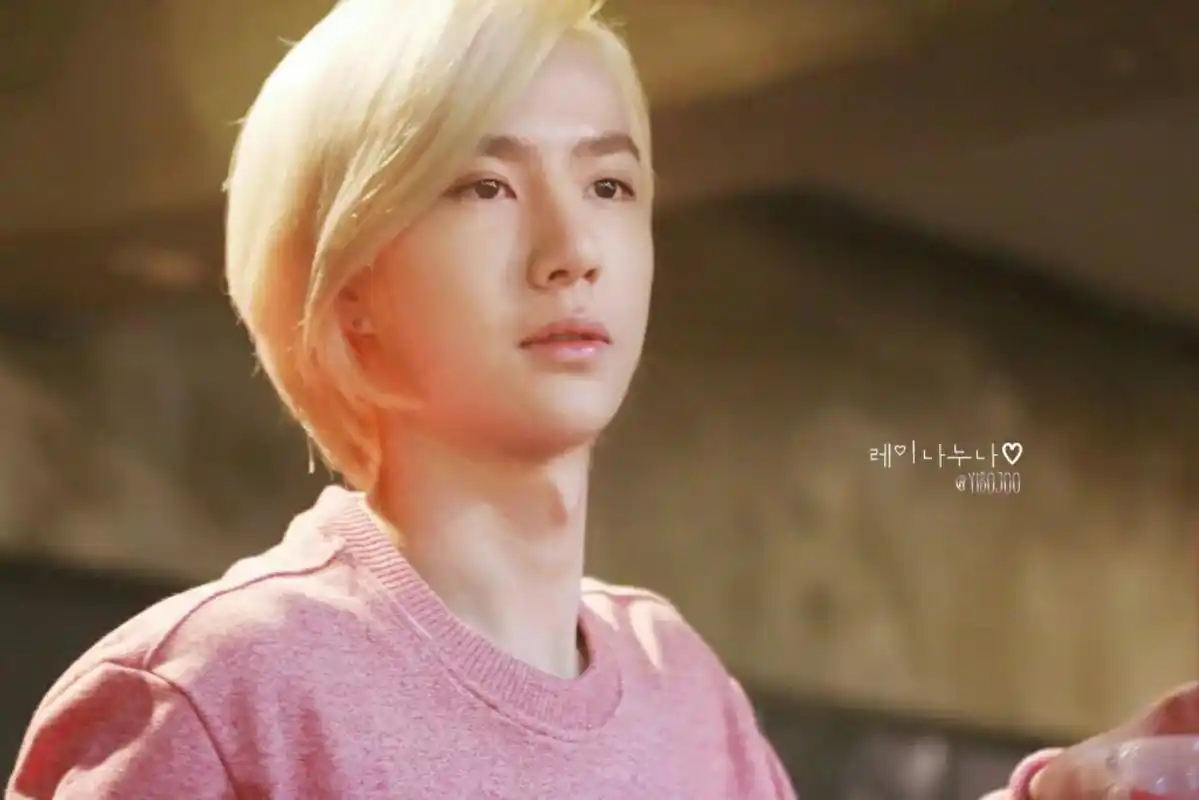 甜甜的那年今日| 韩国fm上白牡丹超甜 机场时尚似暗夜杀手超酷_王一博