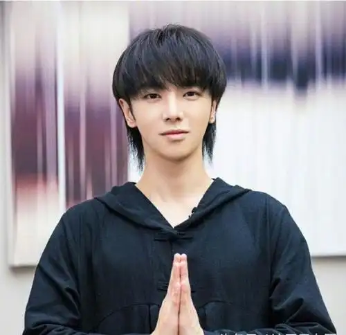 华晨宇终于剪头发了!短发清爽一扫颓废,网友:这才像个男孩子嘛