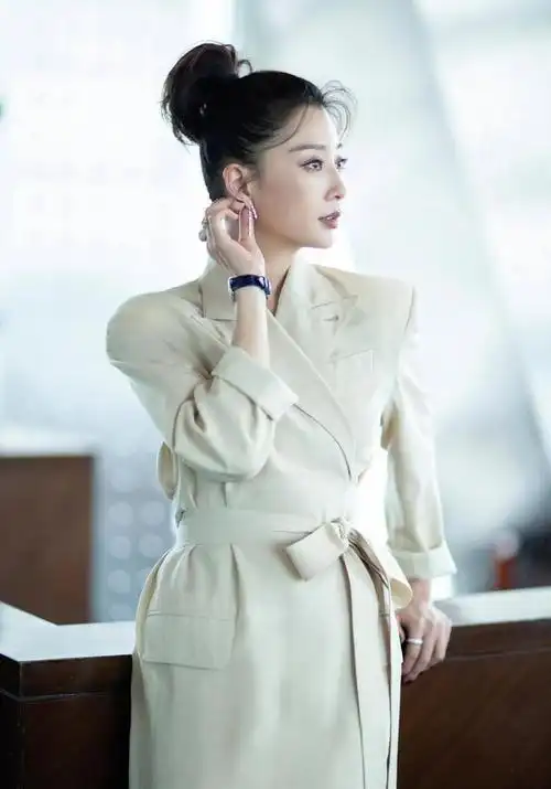 演员殷桃,感情一波三折,42岁靠缘分结婚