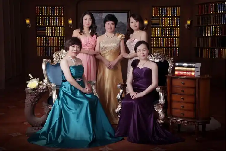 我们四个妹妹来到了汪正的荣誉家族,拍摄了题为"五姐妹"的一组照片