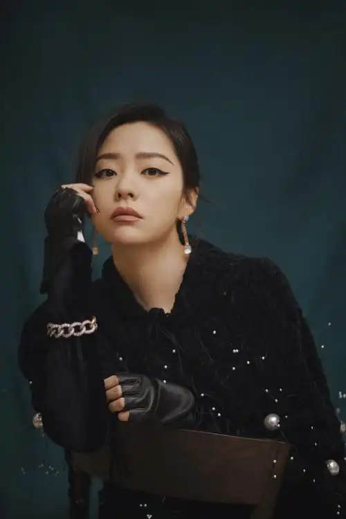 女歌手张靓颖黑色毛衣裙优雅写真