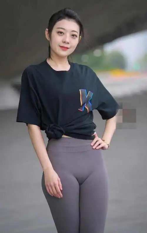 简单的搭配才是最美的这样的一条瑜伽裤勾勒出你的性感身材