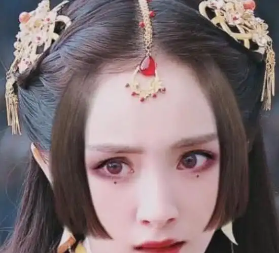 在《扶摇》中的大红装造型无比惊艳,当她留公主切时,既俏皮又妩媚