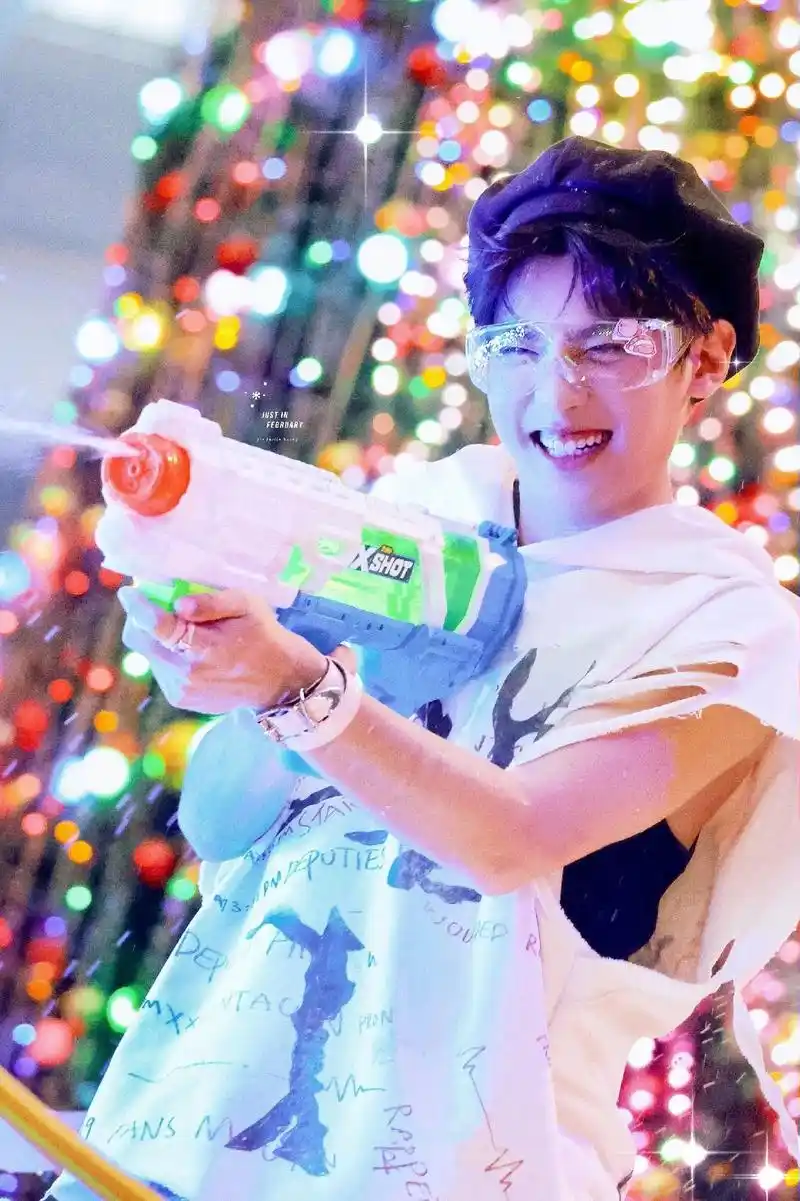 黄明昊   快乐小狗,今天真的超可爱 (图源见水印 - 抖音