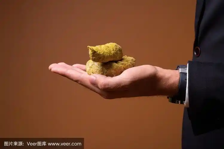 工作室拍摄的年轻商人手拿便便的彩色背景