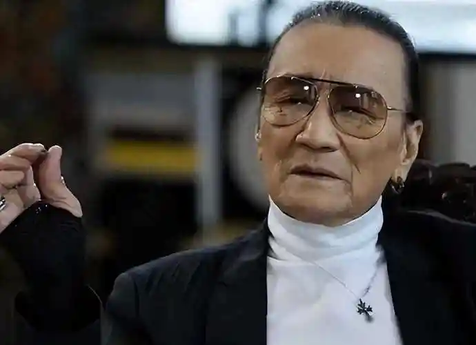 而在合影时,李小龙都习惯站在一旁,将c位让给了谢贤