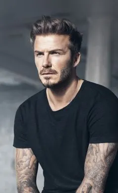 穿黑色t恤的英格兰足球明星贝克汉姆手机壁纸