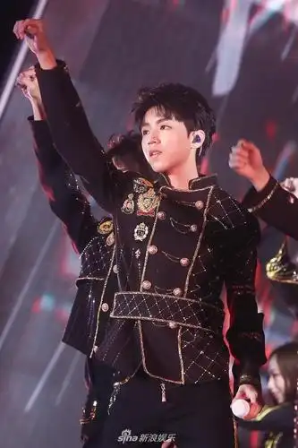 tfboys四周年演唱会举行 三小只造型酷帅热舞激情