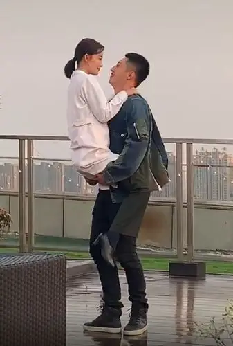 黄景瑜抱着李沁转圈,导演刚喊卡,李沁接下来一个举动,真实了