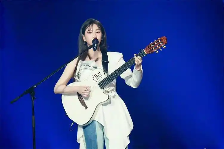 超女季军张晓钰发自拍神似范世錡,末代超女知名度太低但仍在努力_表演