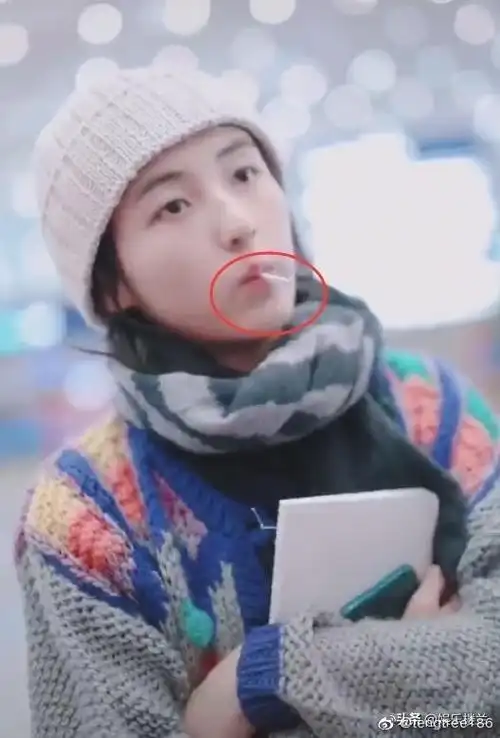 张子枫机场吃棒棒糖看清形状原谅我没见过世面