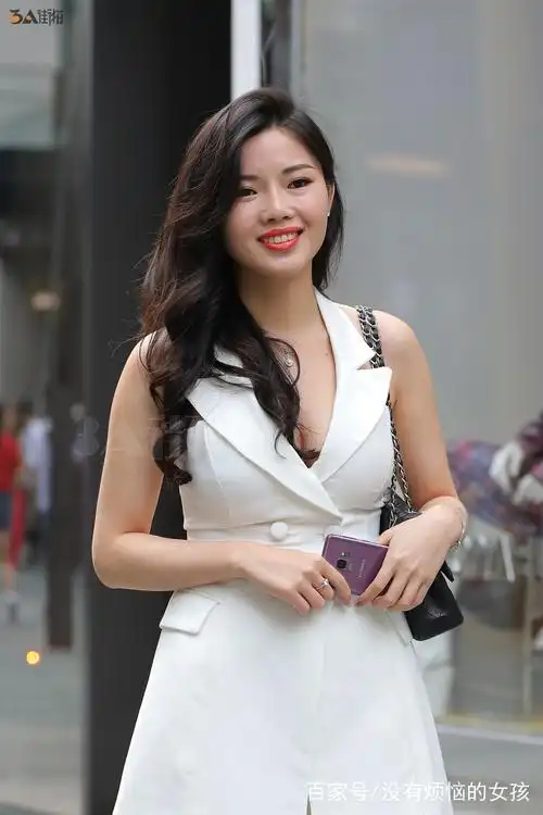 街拍:美女身穿粉色抹胸搭配白色短裤,时尚又迷人,魅力十足!