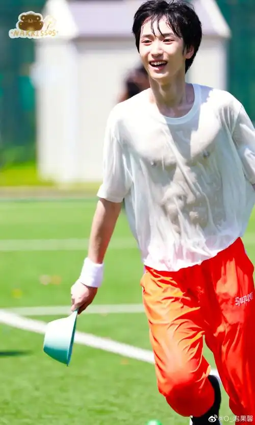 严浩翔[超话]# [加油]#严浩翔腹肌# 哈哈. 来自豆乳喝了吗_ - 微博