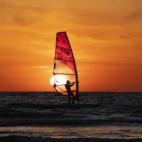 连续两天大风刮走了雾霾.今早青岛日出元气满满