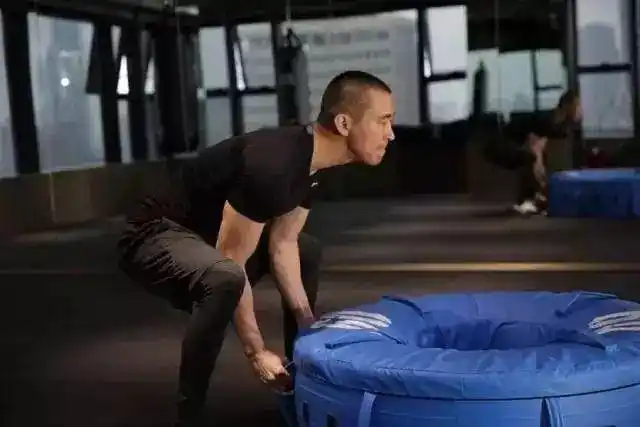 43岁黄立行闭关8个月练出炸裂人鱼线