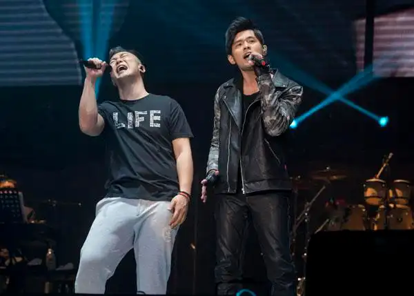 陈奕迅小巨蛋尾场 周杰伦唱《淘汰》紧张忘词