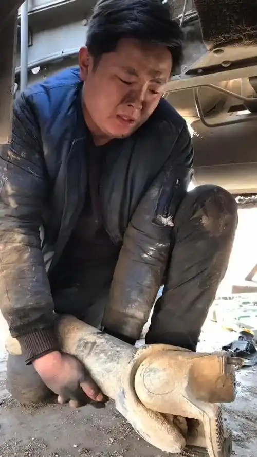 为了生活,在苦在累也得自己扛