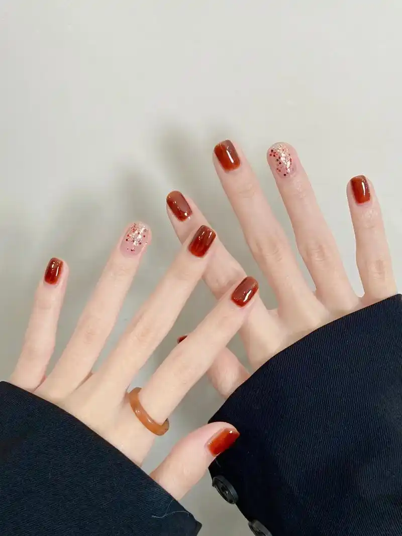 92焦糖琥珀闪粉跳色.#2023年新年美甲 #短指甲也可以这 - 抖音