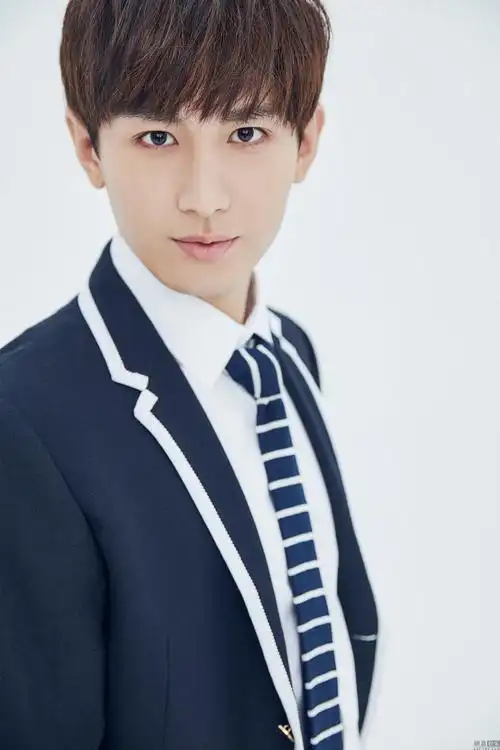 成毅一年级校园风写真首发