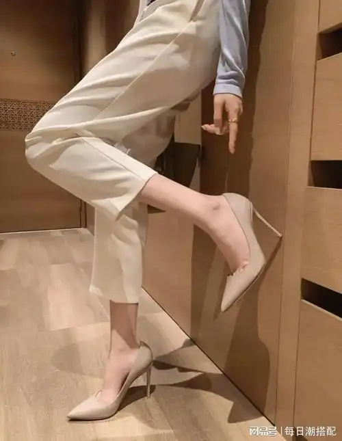 女生光脚穿高跟鞋性感吗?|美女_网易订阅