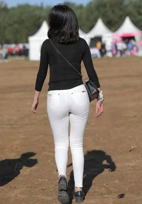 辣妈这裤子太紧了,有点难以恭维吧?