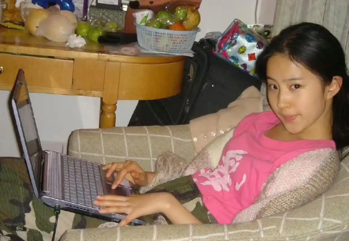 刘亦菲童年住豪宅,玩电脑,家庭优渥,怪不得能演《金粉世家》,活脱脱就