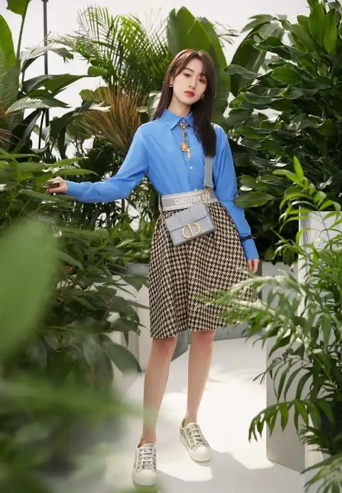 袁冰妍化身冷艳小姐姐,大地色男友风西装又酷又飒,小女生大魅力