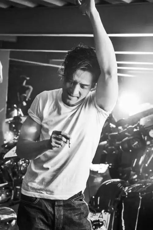 胡歌颓废系写真拿烟姿势帅炸!不忘提醒网友吸烟有害健康勿模仿