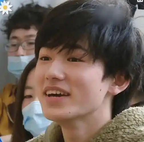 宋亚轩"起近照"被疯传,导演要求素颜出镜火了,他有17岁吗?