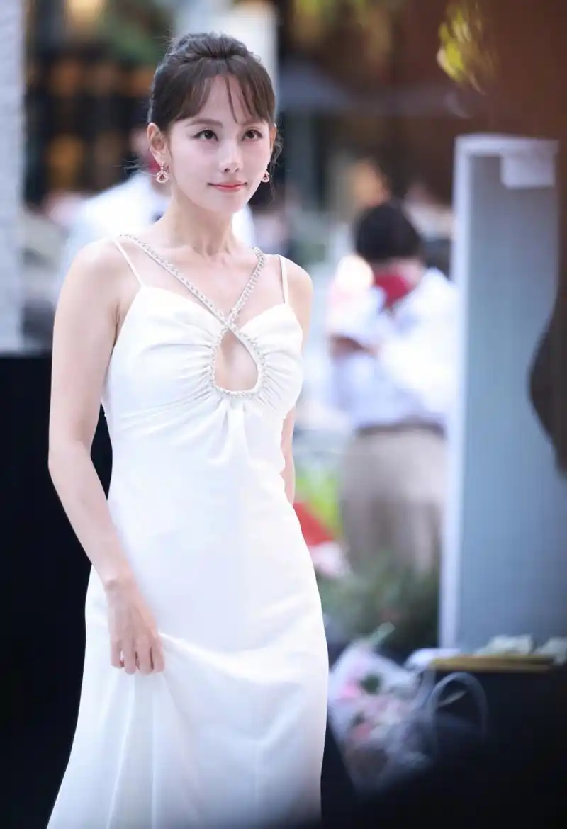 张嘉倪,白色吊带镂空裙,大气性感又可爱