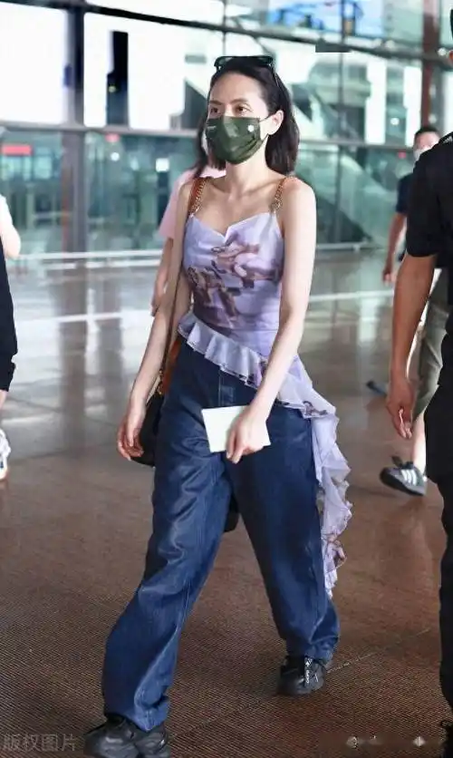 刘惜君现身北京机场,身着紫色裁剪吊带潮范儿十足