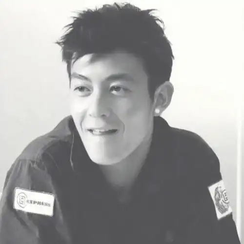 陈冠希头像希望所有俗套的祝福语都在她身上灵验我希望我的女孩一切都