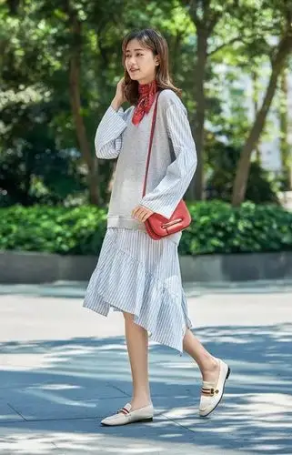 中国时尚品牌网 资讯 图库 girdear哥弟女装2018秋季新款拼接衬衫裙穿