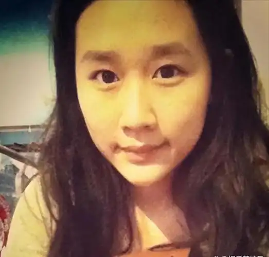 酒吧不留宿,刀郎就扶着杨娜去了外面的长凳上坐着.