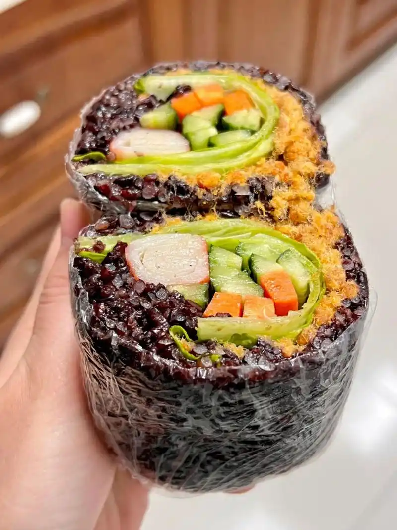 紫米肉松蔬菜饭团🍙! 软软糯糯的 一口下去料贼多 有菜有肉一整个满