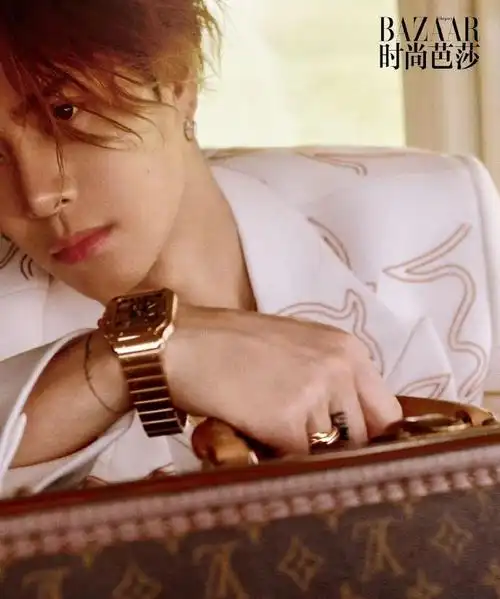 王嘉尔时尚芭莎八月刊封面