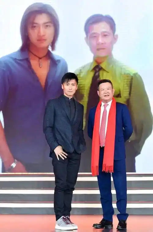 能和大佬雷军坐一起,这一刻我才知道谢霆锋在商界的地位有多牛_公司