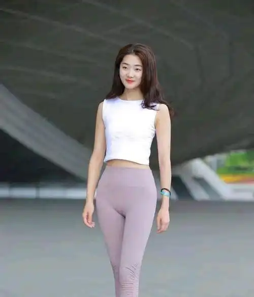 傻白小美女紧身裤打造性感身材