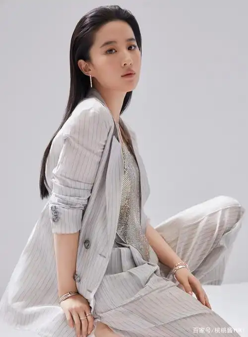 被刘亦菲雷到了!穿仙女裙却配条牛仔裤,土味时尚你能看懂吗?