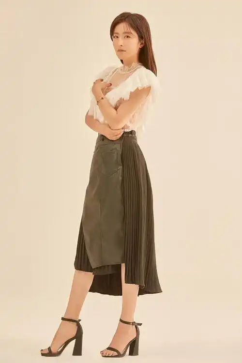 徐百卉气质太高级,穿黑色针织衫配拼接百褶裙,37岁美得好优雅