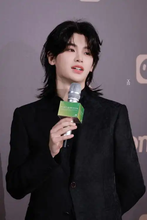 黄明昊长发狼尾##平遥国际电影展