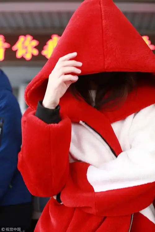 组图:央视春晚备播录制 迪丽热巴穿红色卫衣扣帽子遮挡严实