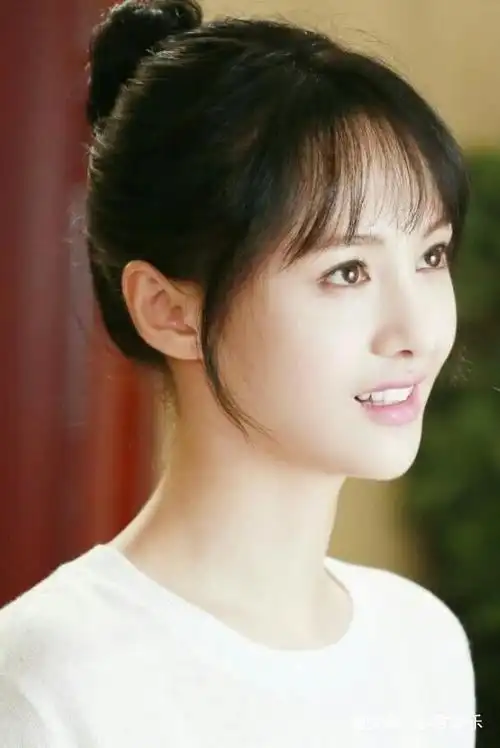 郑爽清新脱俗无论是丸子头还是披肩长发都美的像初恋